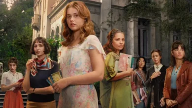 Elenco de A Casa dos Espíritos (2026) reunido em frente a uma mansão antiga, com destaque para personagens femininas em clima dramático e misterioso