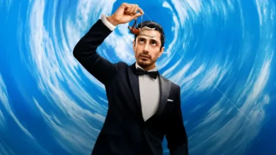 Riz Ahmed como Shah Latif em A Isca (2026), segurando uma isca de pesca em cenário surreal na série do Prime Video