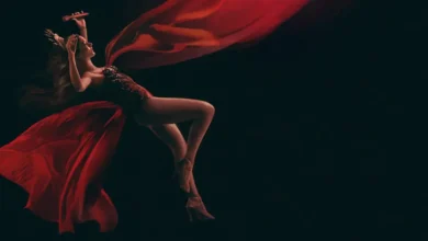 Anne Hathaway em cena promocional de Entre Notas e Costuras (Mother Mary), suspense dirigido por David Lowery, com vestido vermelho em movimento dramático