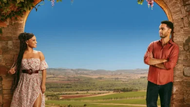 Halle Bailey e Regé-Jean Page em cena romântica no filme Eu & Você na Toscana (2026), com paisagem campestre ao fundo
