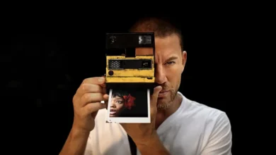 Channing Tatum segurando uma câmera Polaroid em cena do filme Pisque Duas Vezes (2024)
