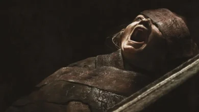 Natalie Grace em cena de terror no filme Maldição da Múmia (2026), envolta em faixas antigas e gritando em ambiente sombrio