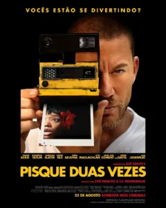 Pôster oficial do filme Pisque Duas Vezes (2024) com Channing Tatum segurando câmera Polaroid