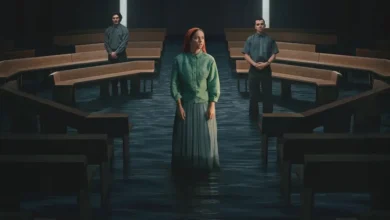 Fra Fee, Molly Windsor e Asa Butterfield em cena da série Sem Salvação (Unchosen), suspense da Netflix lançado em 2026