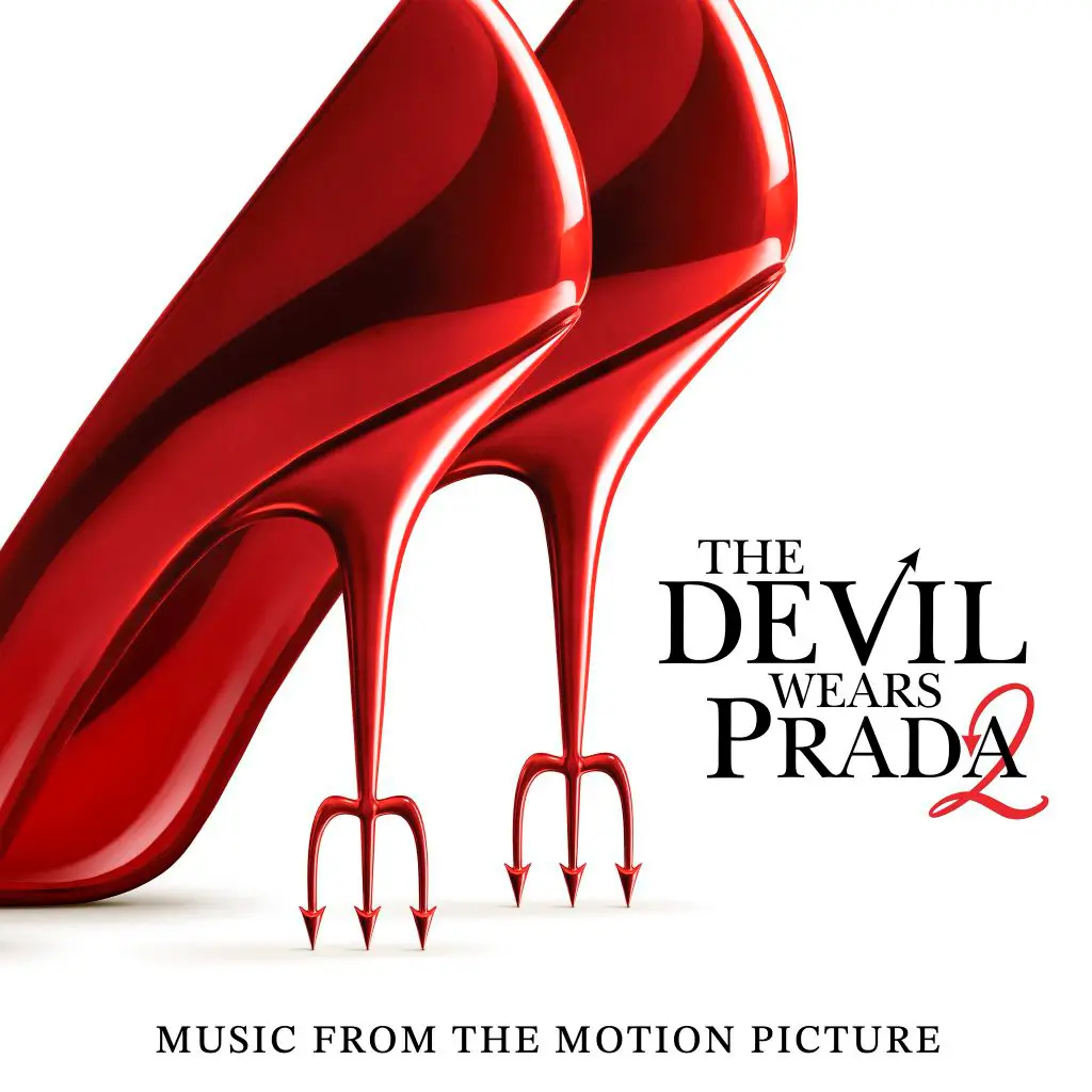 Capa oficial da trilha sonora de O Diabo Veste Prada 2 (2026), com sapatos vermelhos de salto em tridente e identidade visual fashion do filme