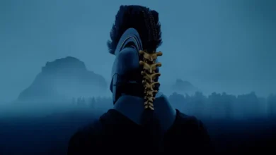 Guerreiro com armadura e capacete visto de costas em cenário nevoento, imagem promocional do filme A Odisseia (2026) de Christopher Nolan