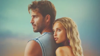 Margarida Corceiro e Maxi Iglesias em cena romântica do filme Tudo O Que Nunca Fomos (2026), em pôster promocional oficial.