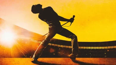 Rami Malek como Freddie Mercury no filme Bohemian Rhapsody (2018) durante performance no palco