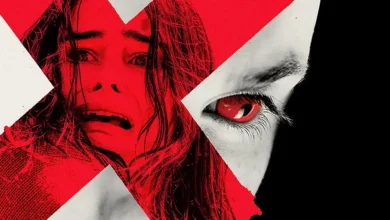 Pôster do filme Faces da Morte (2026) mostrando uma mulher assustada e um olho vermelho em composição sombria nas cores preto, branco e vermelho.