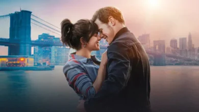 Priyanka Chopra Jonas e Sam Heughan em cena romântica às margens da ponte do Brooklyn no filme O Amor Mandou Mensagem (2023)