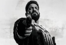 Jon Bernthal aponta uma arma em cena promocional de O Justiceiro: Uma Última Morte (2026), filme inspirado no anti-herói da Marvel.