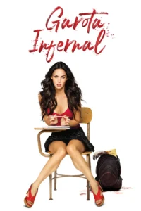 Pôster do filme Garota Infernal (2009) com Megan Fox como Jennifer sentada em cadeira escolar
