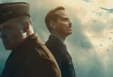 Brendan Fraser e Andrew Scott em cena do filme Pressão (2026), diante de um céu tomado por aviões militares durante a Segunda Guerra Mundial.