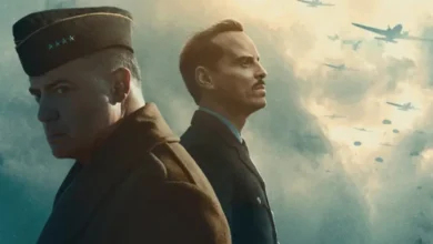 Brendan Fraser e Andrew Scott em cena do filme Pressão (2026), diante de um céu tomado por aviões militares durante a Segunda Guerra Mundial.