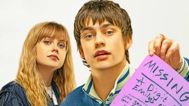 Angourie Rice e Spike Fearn em cena do filme Procurando Emily (2026), segurando cartaz de desaparecimento em imagem promocional oficial.