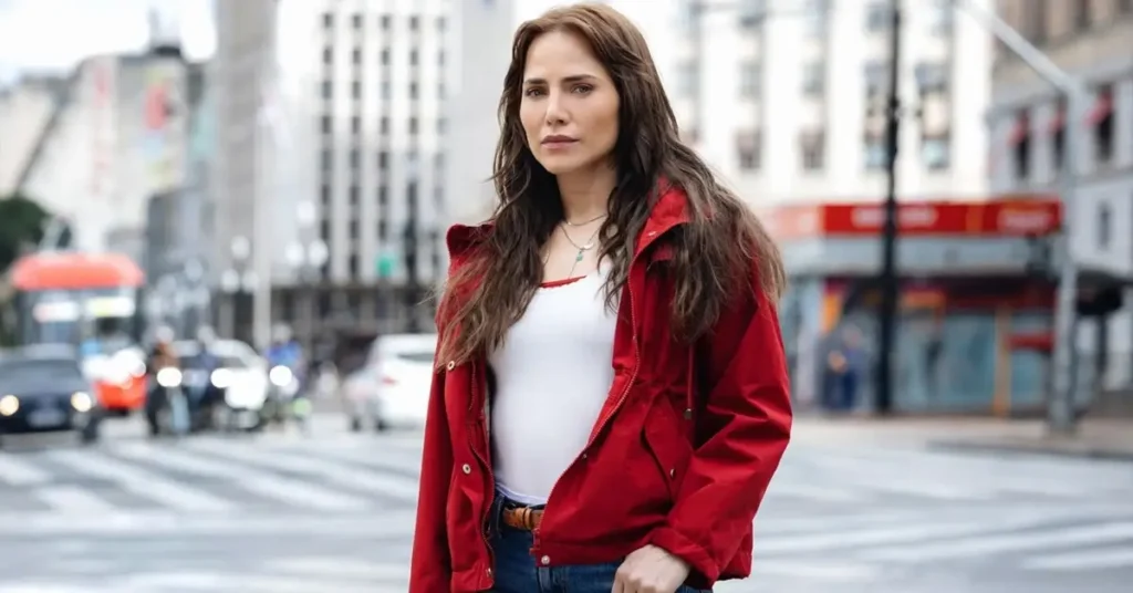Letícia Colin interpreta Adriana em cena da novela Quem Ama Cuida (2026), produção da TV Globo ambientada em São Paulo.