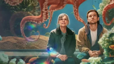 Sally Field e Lewis Pullman em cena de Criaturas Extraordinariamente Brilhantes (2026) diante de um aquário gigante com polvo