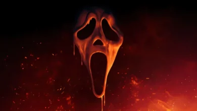 Ghostface em pôster promocional de Pânico 7, com máscara clássica iluminada em tons vermelhos e atmosfera sombria de terror.