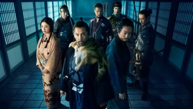 Elenco reunido em imagem promocional de The Samurai and the Prisoner (2026), filme de Kiyoshi Kurosawa estrelado por Munetaka Aoki, Tasuku Emoto, Ryôta Miyadate, Masahiro Motoki, Joe Odagiri e Masaki Suda