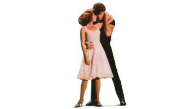Jennifer Grey e Patrick Swayze em cena de Dirty Dancing: Ritmo Quente (1987), clássico filme romântico dirigido por Emile Ardolino
