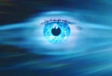 Olho azul envolto por névoa em imagem promocional de Dia D (Disclosure Day), novo filme de ficção científica dirigido por Steven Spielberg e estrelado por Emily Blunt e Josh O’Connor.