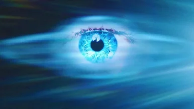 Olho azul envolto por névoa em imagem promocional de Dia D (Disclosure Day), novo filme de ficção científica dirigido por Steven Spielberg e estrelado por Emily Blunt e Josh O’Connor.