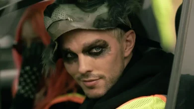 Nicholas Hoult caracterizado em cena de Como Roubar Um Banco (2026), filme de ação dirigido por David Leitch.