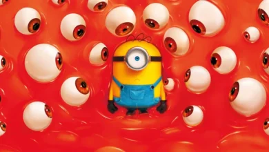 Minion cercado por dezenas de olhos gigantes em um cenário vermelho surreal no pôster oficial de Minions & Monstros (2026).