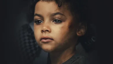 Max Fincham interpreta Alex Hanscombe em cena da minissérie criminal A Testemunha (2026), produção da Netflix inspirada em uma história real.