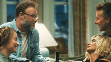 Edward Norton, Penélope Cruz, Seth Rogen e Olivia Wilde em imagem promocional do filme O Convite (2026), reunidos em uma sala durante uma conversa tensa.