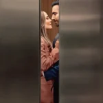 Jennifer Lopez e Brett Goldstein em cena romântica dentro de um elevador no filme Paixão de Escritório (2026), produção original da Netflix.