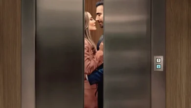Jennifer Lopez e Brett Goldstein em cena romântica dentro de um elevador no filme Paixão de Escritório (2026), produção original da Netflix.