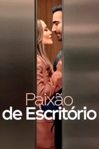 Pôster oficial de Paixão de Escritório (2026), com Jennifer Lopez e Brett Goldstein em uma cena romântica dentro de um elevador.
