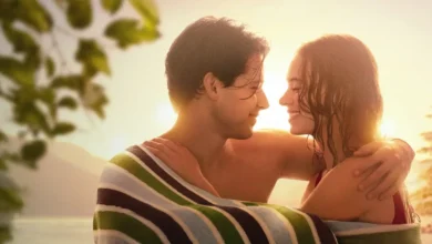 Sadie Soverall e Matt Cornett em momento romântico à beira de um lago em Depois Daquele Ano (2026), adaptação baseada no romance de Carley Fortune.