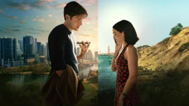 Zoey Deutch e Nick Robinson em cena do filme Mensagens para Isabelle (2026), conversando por telefone enquanto aparecem separados por uma composição dividida entre paisagens urbanas e litorâneas.