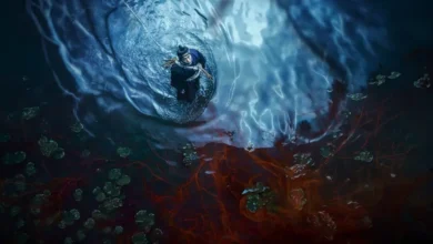 Nam Joo-hyuk em A Leste do Palácio (2026), navegando sozinho em um pequeno barco por águas escuras cercadas por raízes e plantas aquáticas em cena de atmosfera misteriosa.