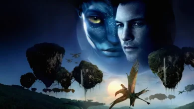 Arte promocional oficial de Avatar (2009), com Jake Sully, Neytiri, as Montanhas Flutuantes de Pandora e um banshee em voo no filme dirigido por James Cameron.