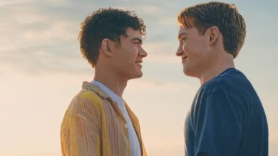 Joe Locke e Kit Connor em Heartstopper Para Sempre (2026), sorrindo frente a frente durante uma cena romântica ao pôr do sol.