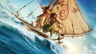 Catherine Laga’aia e Dwayne Johnson como Moana e Maui em cena do novo vídeo oficial do live-action de Moana, navegando em uma canoa tradicional sobre o oceano ao lado de Pua e Heihei.