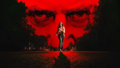 Imagem promocional da série Cabo do Medo (Cape Fear) mostra uma mulher correndo por uma estrada enquanto um enorme rosto em tons de vermelho domina o fundo, destacando o clima de suspense psicológico da produção estrelada por Amy Adams, Javier Bardem e Patrick Wilson.