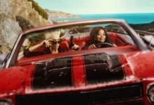 Octavia Spencer e Hannah Waddingham em Parceiras no Crime (2026) dirigem um muscle car vermelho em cena da série original do Prime Video, que estreia em 15 de julho.