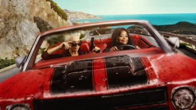 Octavia Spencer e Hannah Waddingham em Parceiras no Crime (2026) dirigem um muscle car vermelho em cena da série original do Prime Video, que estreia em 15 de julho.