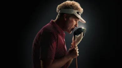 Will Ferrell em cena de O Falcão do Golfe (The Hawk), nova série de comédia, segurando um taco de golfe e observando a cabeça do equipamento.