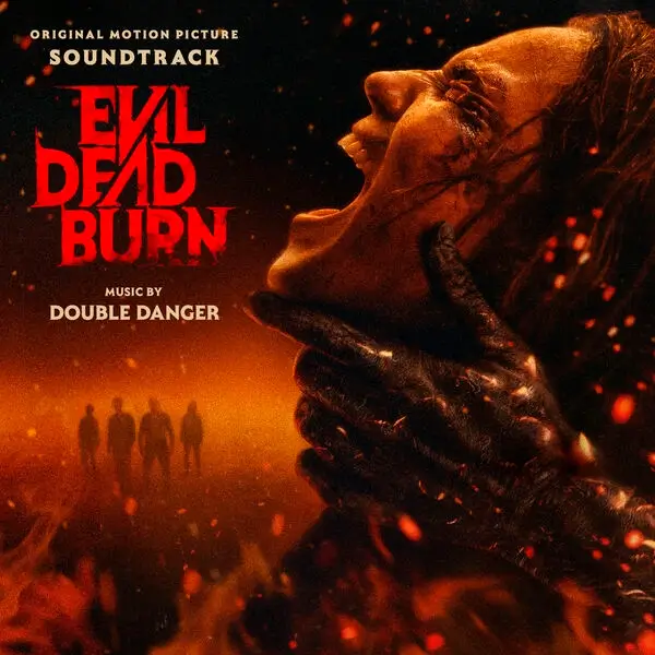 Capa oficial da trilha sonora de Morte do Demônio: Em Chamas (Evil Dead Burn), composta por Double Danger, com criatura demoníaca em destaque e personagens ao fundo.
