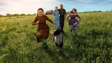 Laura e Mary Ingalls correm pela pradaria ao lado do cão Jack, enquanto Charles e Caroline observam, na série Uma Casa na Pradaria (2026).