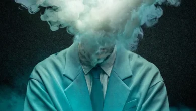 Cena da série Vapor Humano mostra uma pessoa de terno com a cabeça envolta por uma densa nuvem de vapor.
