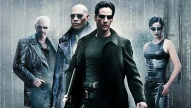 Keanu Reeves como Neo ao lado de Laurence Fishburne, Joe Pantoliano e Carrie-Anne Moss em cena promocional de Matrix (1999), clássico filme de ficção científica dirigido pelas irmãs Wachowski.