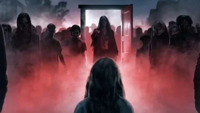 Imagem promocional de Sobrenatural: Agora Entre Nós (2026), com uma figura diante de uma porta iluminada cercada por entidades sobrenaturais em meio à fumaça e luz vermelha.