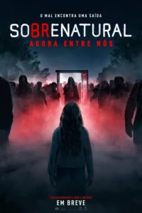 Pôster de Sobrenatural: Agora Entre Nós (2026), com uma jovem diante de uma porta aberta cercada por entidades sobrenaturais em meio à fumaça vermelha.