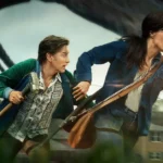 Ewan McGregor e Anne Hathaway em cena de O Fim da Rua (2026), fugindo de uma criatura gigante em um bairro residencial durante sequência de suspense.